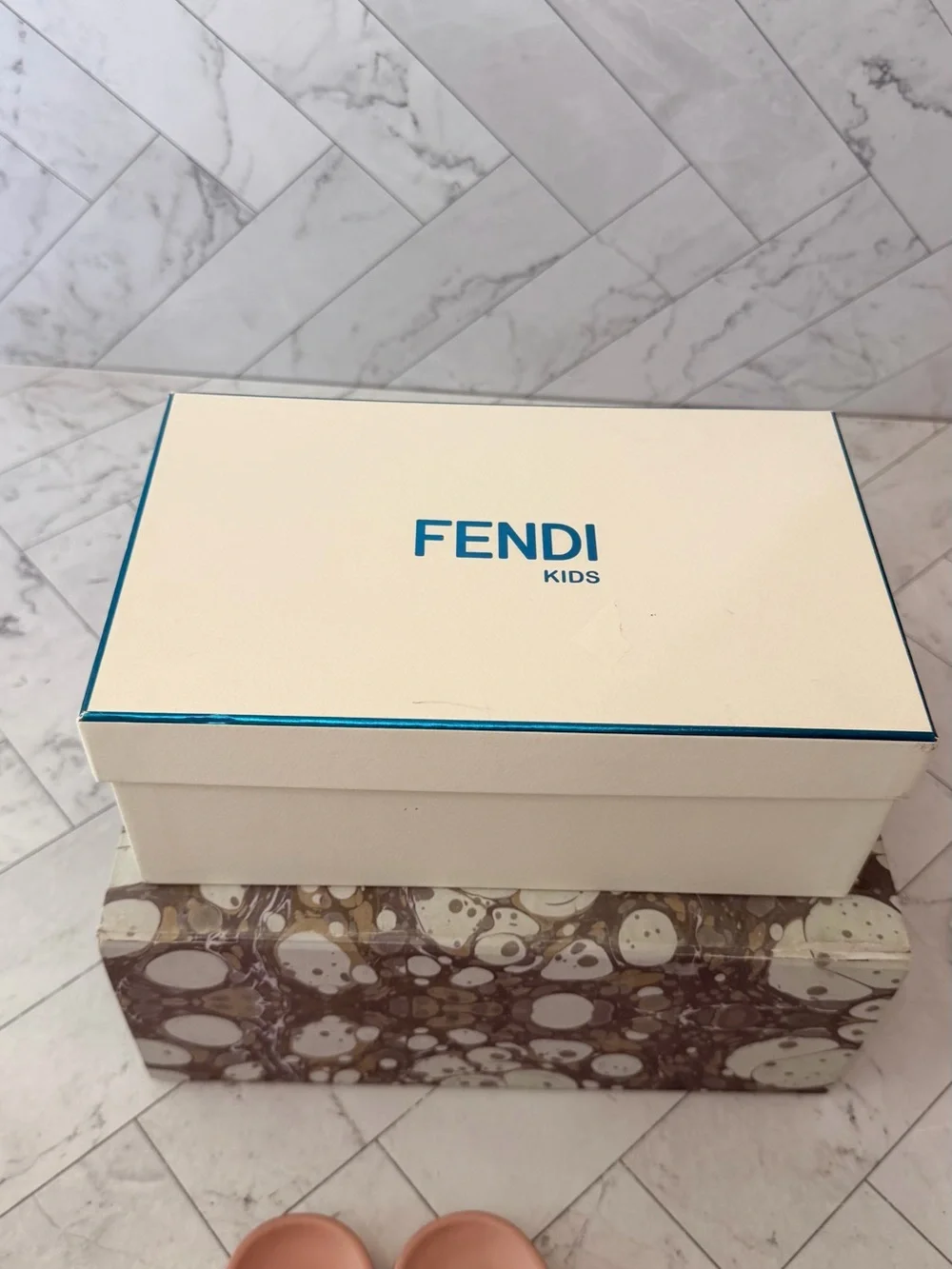 Fendi  KIDS LOGO EMBOSSED SLIDES